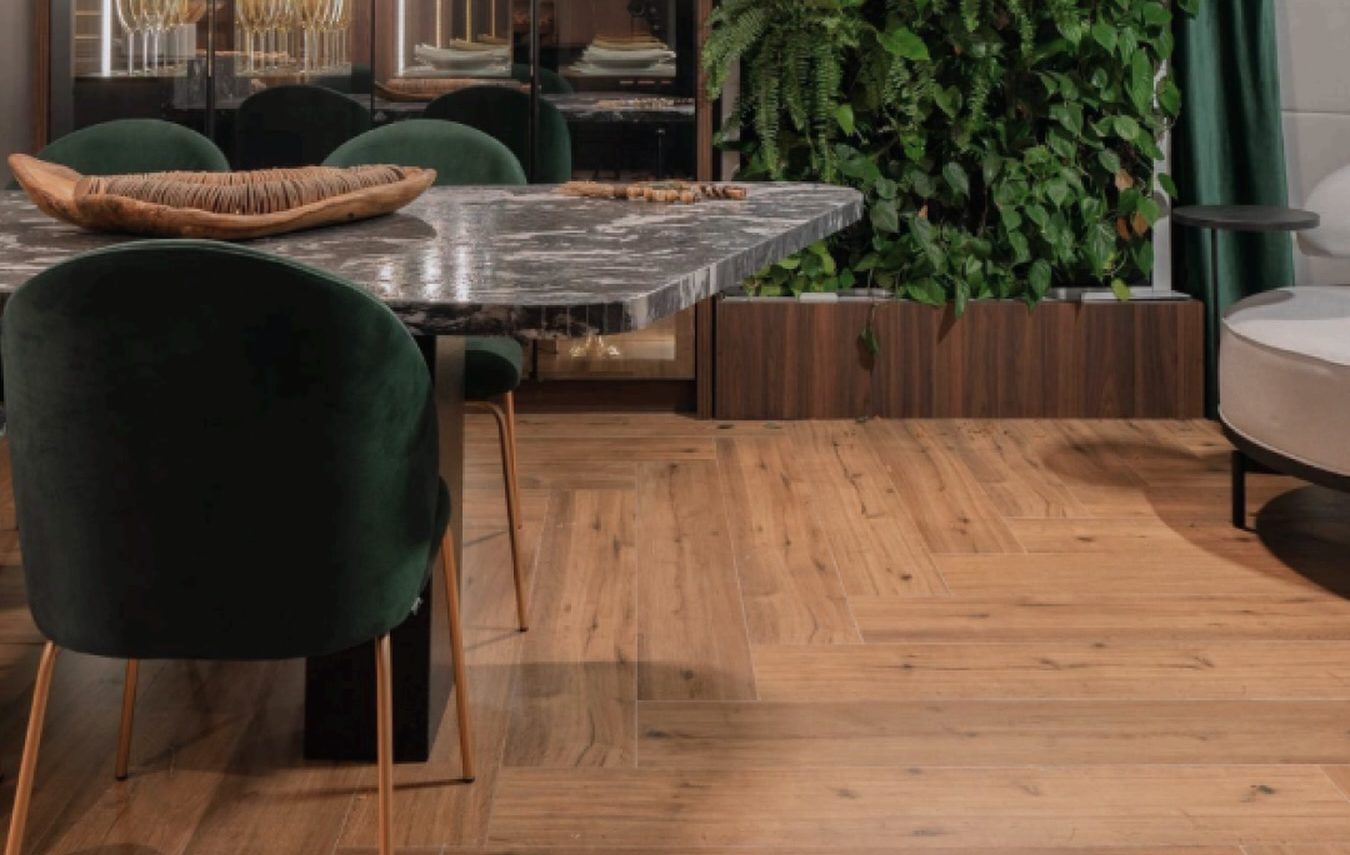Sala de jantar com porcelanato amadeirado em espinha de peixe