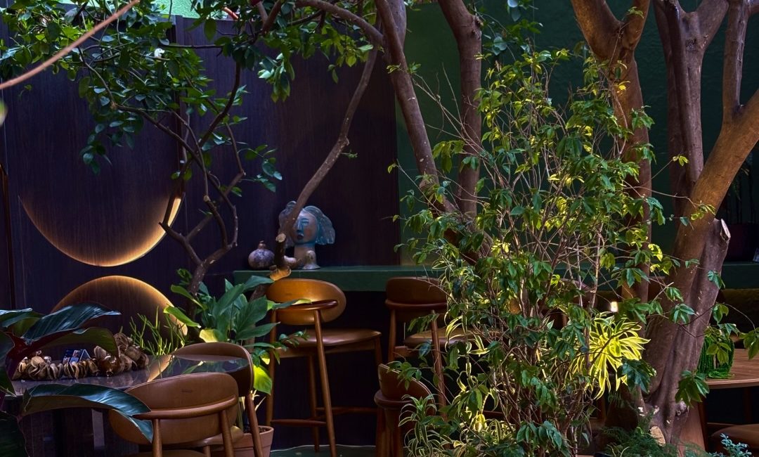 Espaço Café da Mata com porcelanato Amazônia Ocre e lajota Rosso Naturale