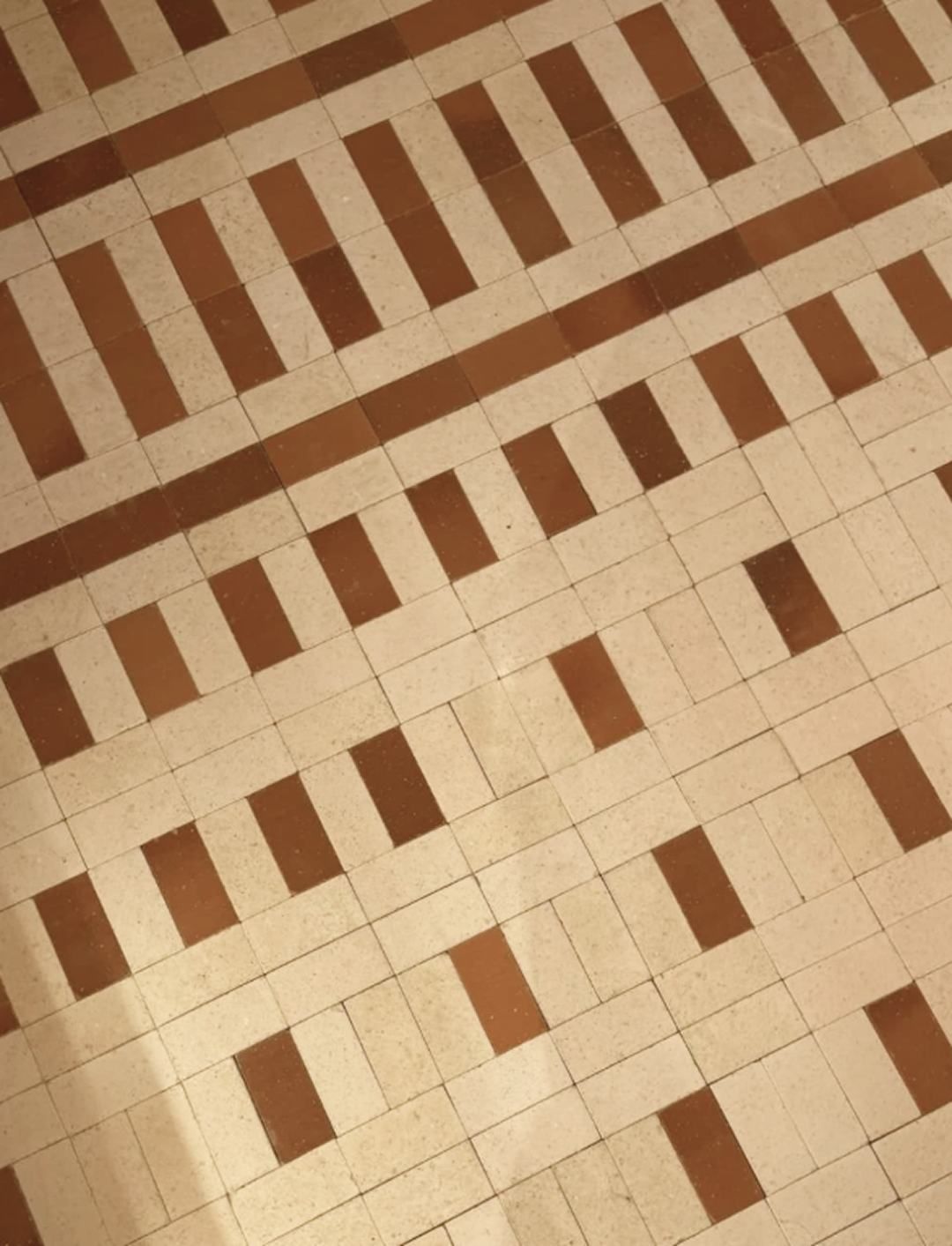 Piso de ladrilhos em creme e terracota
