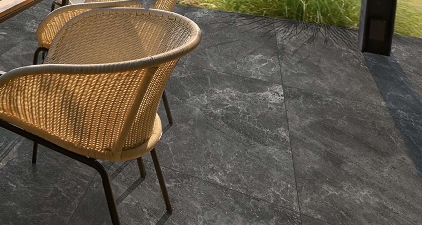 Varanda com porcelanato grafite efeito pedra