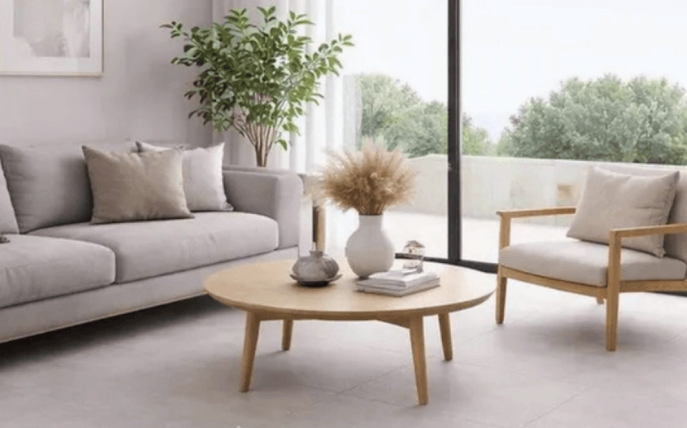 Sala clara com porcelanato cimentício cinza 90x90